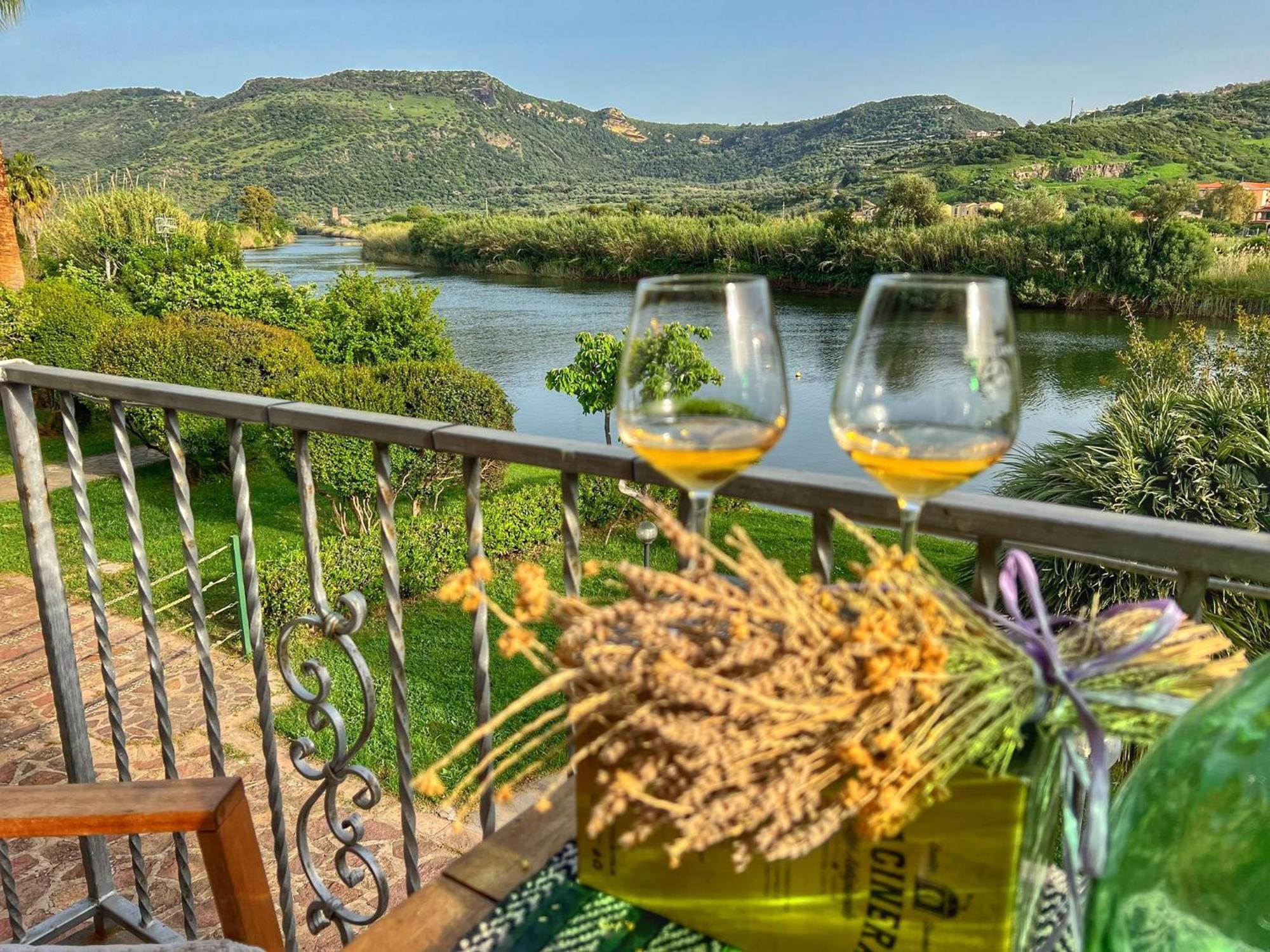 Temo River House Romantic Balcony And Peaceful Retreat In The Heart Of Bosa Ngoại thất bức ảnh